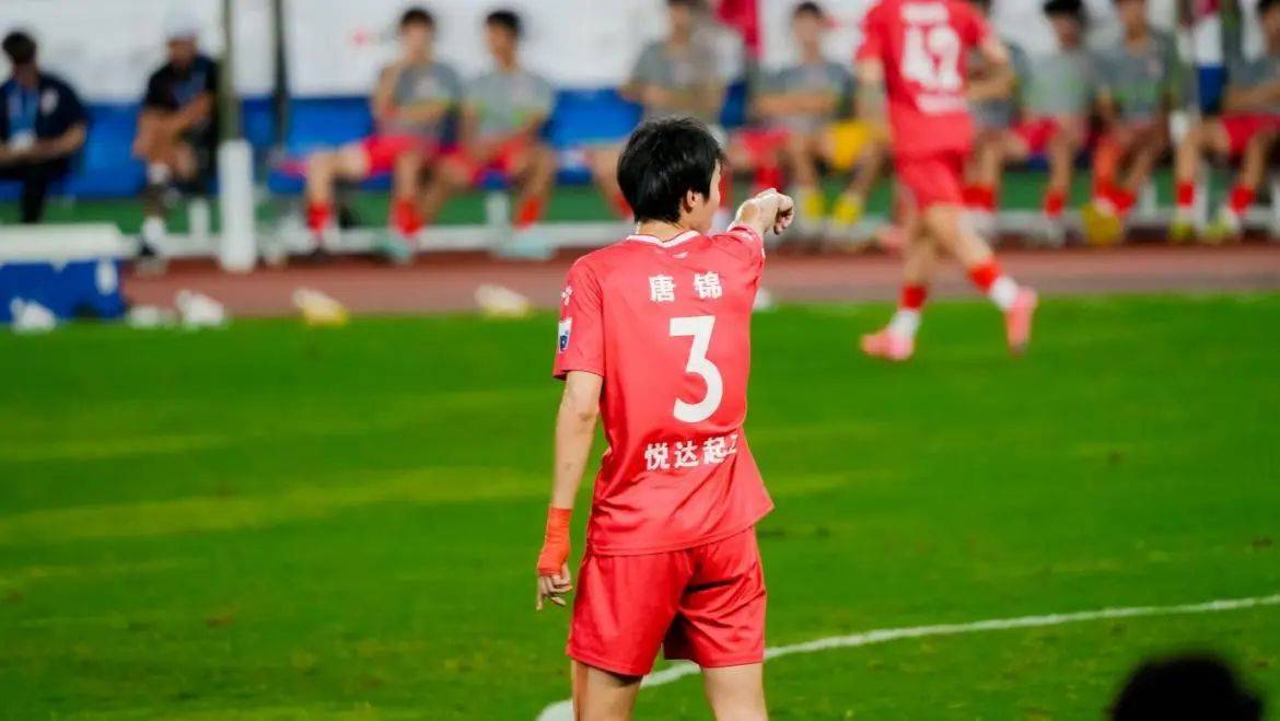 包含燃情比赛引来无数球迷：现场氛围瞬间点燃的词条