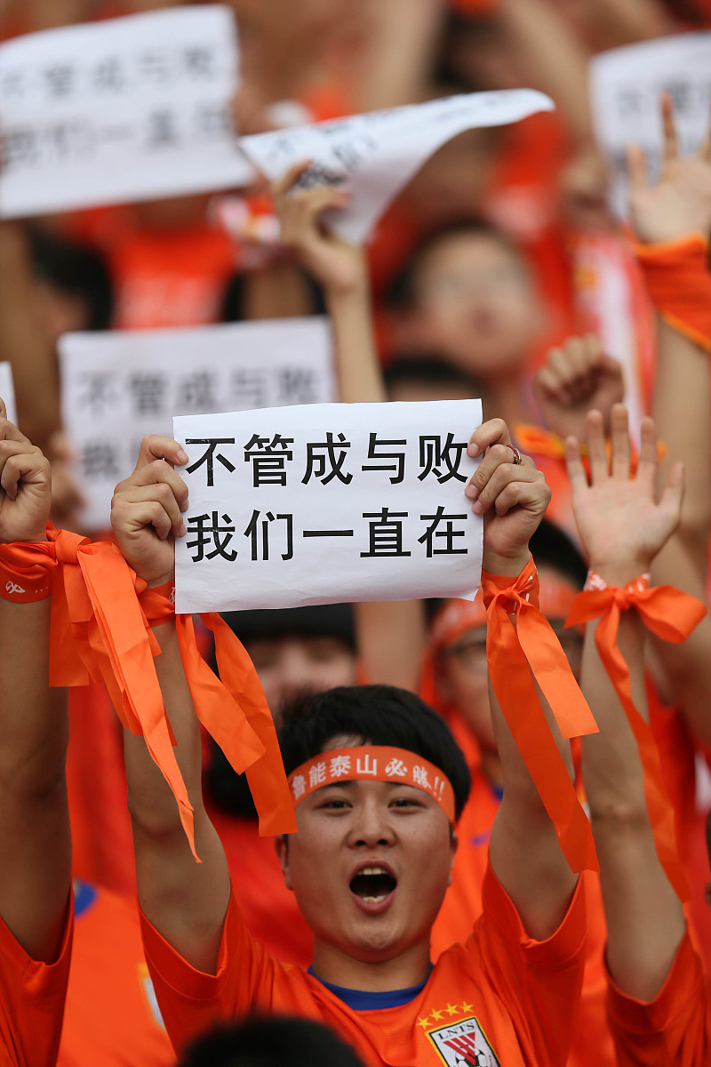 国家队选手在比赛中迎难而上，冲刺胜利的简单介绍