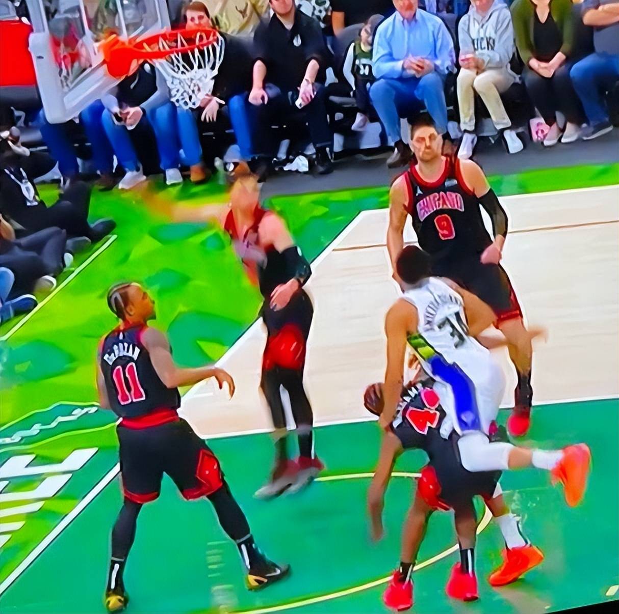 青岛队绝杀公牛，麦科勒姆高光表现